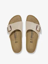 Sandalias Birkenstock Catalina color blanco perlado, con hebilla metálica color cobre y plantilla de corcho.