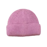 Gorro tipo beanie de punto acanalado con vuelta en el borde, confeccionado en lana suave.