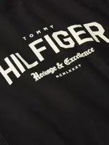 Buzo negro de cuello redondo marca Tommy Hilfiger, con logo estampado en el frente. Confeccionado en felpa de puro algodón, con cuello, puños y bajo de punto canalé. Logo de Tommy Hilfiger bordado en la manga.