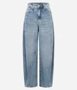 Pantalón de jean con corte barrel, de tiro medio y piernas anchas. Presenta un lavado marmorizado, trabillas en la cintura, cierre frontal con botón y cremallera, bolsillos funcionales y recortes decorativos en las rodillas.