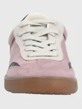 Sneaker de estilo urbano con capellada de gamuza sintética en color lila, detalles en marrón oscuro y suela de goma color caramelo.