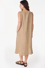 Vestido midi celeste de lino italiano, sin mangas, con escote redondo y cierre frontal abotonado con bolsillos laterales y corte holgado.