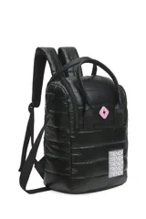 Mochila negra acolchada con tiras de tela mesh, correa desmontable, bolsillo para termo y mate, y bolsillo interno. Presenta un logo con un rayo rosa en la parte superior y un estampado con la palabra 'Trendy' repetida en la parte inferior.