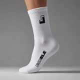 Medias blancas de caña alta con elástico acanalado, con el logo y el nombre de la marca impresos en negro.