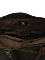 Maletín unisex de diseño clásico, confeccionado en canvas encerado de color verde oscuro con detalles en cuero natural marrón. Cuenta con solapa frontal con cierre de hebillas metálicas, asa superior reforzada y placa metálica con el logo de la marca.