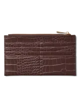 Billetera y monedero pequeño de Vero Moda en color negro, con diseño efecto piel de cocodrilo, cierre superior y logo dorado de la marca en el frente.