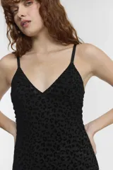 Body negro con estampado animal print, breteles finos y copas removibles.