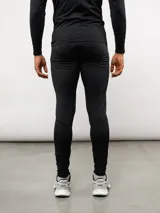 Calza larga térmica de compresión color negro, confeccionada en tejido técnico elástico con costuras reforzadas para mayor soporte y movilidad.