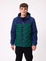 Campera con capucha, diseño bicolor en negro y gris oscuro, con panel frontal acolchado y mangas lisas. Cuenta con cierre frontal, bolsillos laterales y puños elásticos.