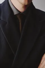 Blazer de corte regular confeccionada en tejido con lana. Presenta cuello con solapas de pico, cierre frontal de botonadura cruzada, bolsillos de vivo en el pecho y bolsillos con solapa en la cadera.