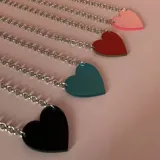 Gargantilla plateada con dije de corazón holográfico.