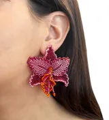 Aros colgantes con forma de orquídea, hechos a mano con mostacillas de colores turquesa, dorado, rosa, blanco y celeste.