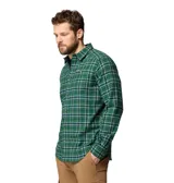 Camisa de franela a cuadros verdes, blancos y azul marino, de manga larga, con cuello clásico, cierre frontal de botones y un bolsillo en el pecho con botón.