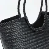 Bolso tipo shopper de gran tamaño, confeccionado con un diseño trenzado en color negro, con asas fijas también trenzadas y estructura rectangular.