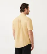 Camisa de hombre de manga corta confeccionada en mezcla de lino y algodón. Presenta un calce comfort, cuello camisero, cierre frontal con botones y un bolsillo en el pecho. Marca Marfinno.