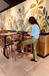 Pantalón slouchy de cuero ovino color verde oliva, corte mom fit con tiro semi alto y tajos inferiores.