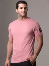 Remera rosa de algodón de Calvin Klein con cuello redondo, manga corta y logo en la manga.