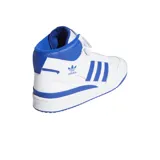Zapatillas Adidas Forum Mid blancas con detalles en azul, con las tres tiras laterales en azul y ajuste con cordones y tira de velcro.