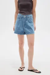 Short de jean azul oscuro con pinzas, tiro alto y diseño clásico.
