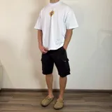 Bermuda cargo de jean color negro con múltiples bolsillos y corte a la rodilla.