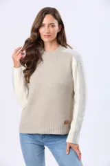 Buzo tejido de punto con cuello redondo y mangas largas. Presenta un diseño de bloques de color con franjas en tonos contrastantes a lo largo de las mangas y un detalle de etiqueta de cuero en el ruedo.