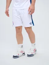 Short de arquero Umbro del Club Nacional de Football, modelo oficial 2026, color blanco con detalles laterales en azul y rojo. Incluye el logo de la marca bordado en el lateral izquierdo.