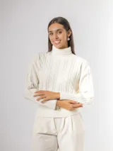 Sweater de tejido de punto con cuello alto y diseño de trenzas verticales en el frente y las mangas. Presenta puños y ruedo acanalados.