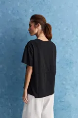 Remera celeste de algodón con cuello redondo, mangas cortas y cordón ajustable en la cintura.
