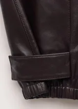 Pantalón de cuero ovino color bordó, de corte holgado estilo balloon, con cintura alta y puños ajustados en los tobillos.