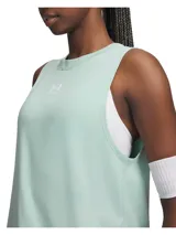 Musculosa deportiva Under Armour de corte holgado, con sisas amplias y cuello redondo acanalado. Presenta el logo de la marca estampado en el centro del pecho.