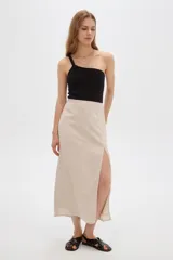 Falda midi de viscosa color beige con tajo frontal, tiro alto y diseño evasé.