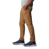 Pantalón de senderismo color marrón, con diseño técnico que incluye múltiples bolsillos cargo, bolsillos laterales y traseros, cinturón integrado y ajuste en el dobladillo.