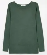 Suéter de punto color rosado, con cuello barco, mangas largas y puños con botones decorativos. El dobladillo también es acanalado.