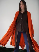 Tapado largo color verde con solapas, bolsillos laterales y cierre con botones.