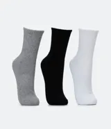 Kit de tres pares de medias deportivas blancas de caña media, con suela de toalla y tejido texturizado.