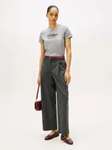 Remera de cuello redondo confeccionada en puro algodón, con corte regular y mangas cortas. Presenta un logo bordado en el pecho con tipografía script y el logo distintivo de la marca bordado en la manga.