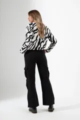 Pantalón cargo negro de corte recto y estilo urbano, con bolsillos laterales y tobillos ajustables.