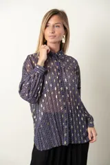 Camisa de gasa plisada color violeta con estampado de círculos dorados, de corte holgado y manga larga.