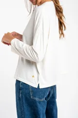 Remera color lila de algodón, manga larga y corte oversize.