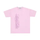 Remera de algodón color rosa pálido, corte regular fit, con un estampado vertical de estilo caligráfico en tono lila o rosado más oscuro en el centro del frente.