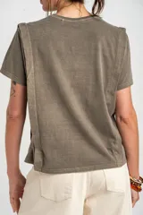 Remera de algodón peinado con efecto lavado, cuello redondo y mangas cortas, de calce ajustado al cuerpo.