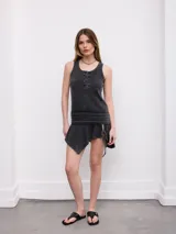 Vestido corto de canalé color gris con efecto acid wash, al cuerpo, con escote redondo, cierre frontal parcial con botones y dobladillo asimétrico con cordones ajustables en el lateral.