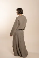 Falda larga color marrón con textura, corte a la cintura y ruedo amplio.