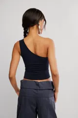 Top negro de un solo hombro, de calce ajustado y corte corto, confeccionado en punto elástico con costuras decorativas verticales.