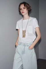 Pantalón de jean celeste de tiro alto, corte palazzo y cinco bolsillos.