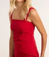 Blusa blanca de bengalina con breteles anchos y escote cuadrado. Presenta fruncido lateral y bajo asimétrico.