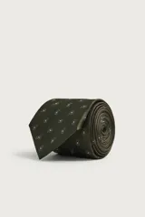 Corbata ancha confeccionada en tejido de seda color verde oliva, con estampado de motivos paisley pequeños en tonos claros y forro interior de seda.