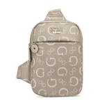 Bandolera Guess color caramelo con estampado de logos "G" en repetición. Tiene correa ajustable, cierre superior y bolsillo frontal con cierre.