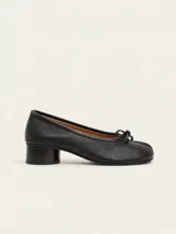 Ballerinas de cuero vacuno con diseño de puntera dividida, estilo tabi, con detalle de lazo frontal.