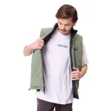 Chaleco acolchado reversible de la marca Rusty, confeccionado en nylon y ripstop. Presenta cierre frontal completo, cuello alto y bolsillos laterales con cierre.